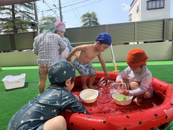 二歳児さん・満三歳児クラスさん水遊びをしました!