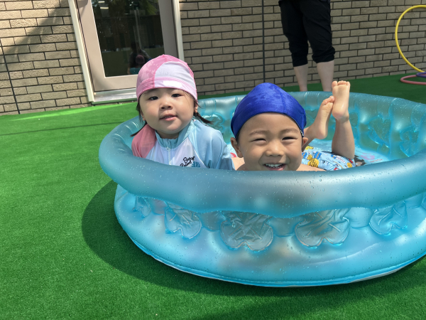 二歳児さん・満三歳児クラスさん水遊びをしました!