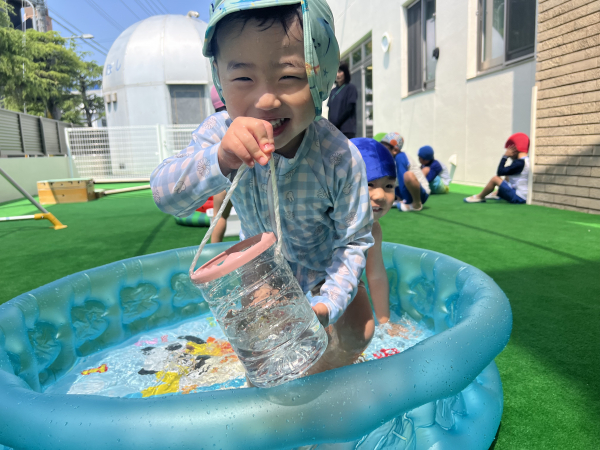 二歳児さん・満三歳児クラスさん水遊びをしました!
