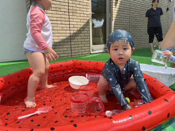二歳児さん・満三歳児クラスさん水遊びをしました!