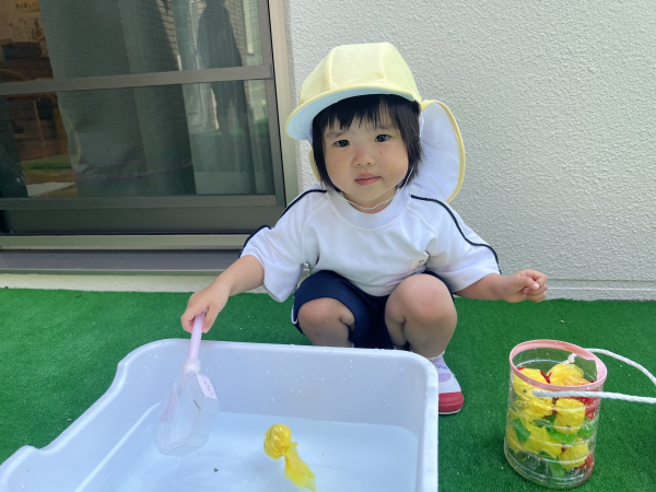 二歳児さん・満三歳児クラスさん水遊びをしました!