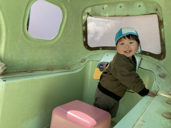 1歳児クラス　のびのびと戸外遊びを楽しんでいます。