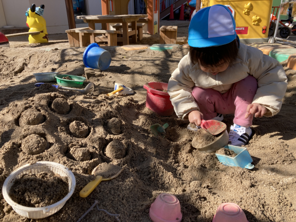 1歳児クラス　のびのびと戸外遊びを楽しんでいます。