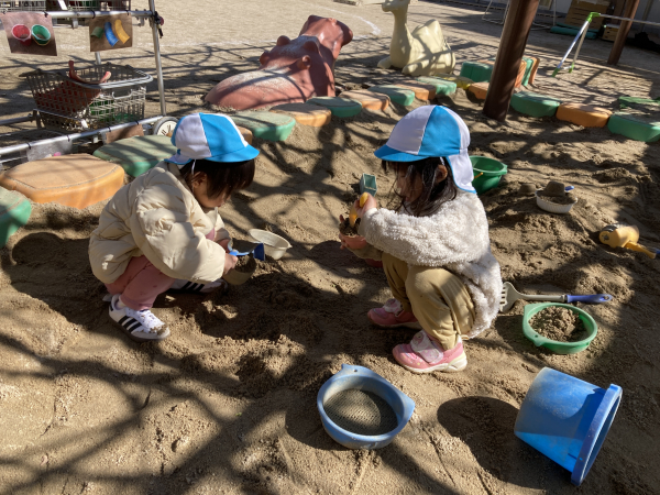 1歳児クラス　のびのびと戸外遊びを楽しんでいます。