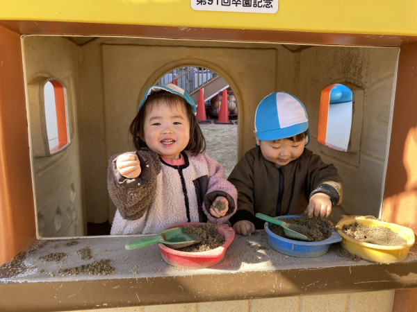 1歳児クラス　のびのびと戸外遊びを楽しんでいます。