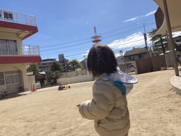 1歳児クラス　のびのびと戸外遊びを楽しんでいます。