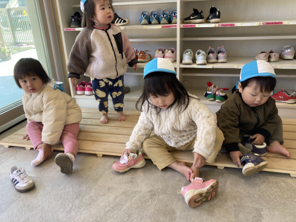 1歳児クラス　のびのびと戸外遊びを楽しんでいます。