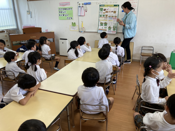 朝顔の種をまきました。（年長組）