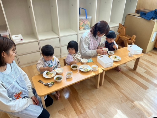 １歳児さん、２歳児さんと一緒にランチタイム♪