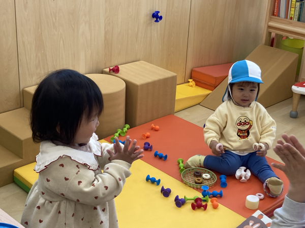 1歳児クラスの給食が始まりました。