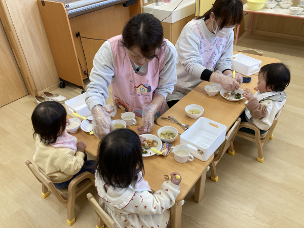 1歳児クラスの給食が始まりました。