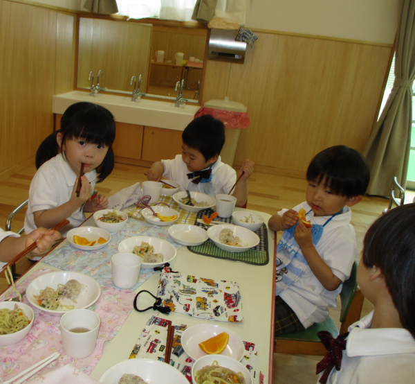 満3歳児・年少組の給食の様子