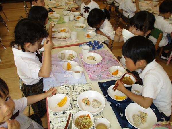 満3歳児・年少組の給食の様子