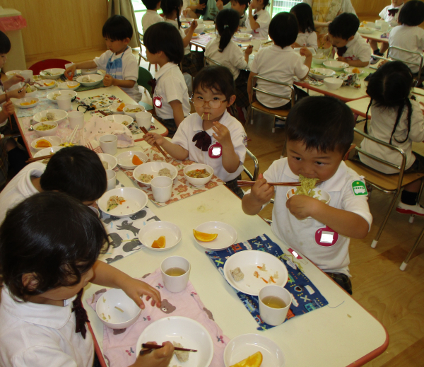 満3歳児・年少組の給食の様子