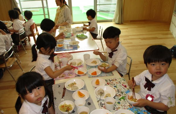 満3歳児・年少組の給食の様子
