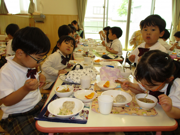 満3歳児・年少組の給食の様子