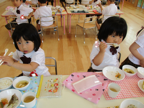 満3歳児・年少組の給食の様子