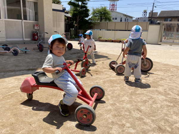 一歳児クラス 好きな遊びを楽しんでいます。