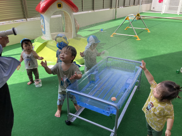 1歳児クラス 大好きな水遊び
