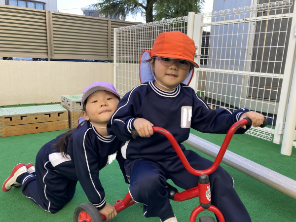 おひさまキッズ　芝生で遊んだよ♪