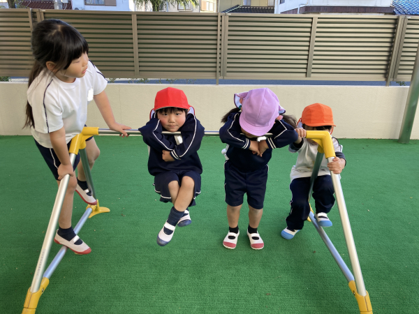 おひさまキッズ　芝生で遊んだよ♪