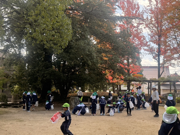 落ち葉拾い遠足に行ったよ！！