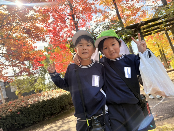 落ち葉拾い遠足に行ったよ！！