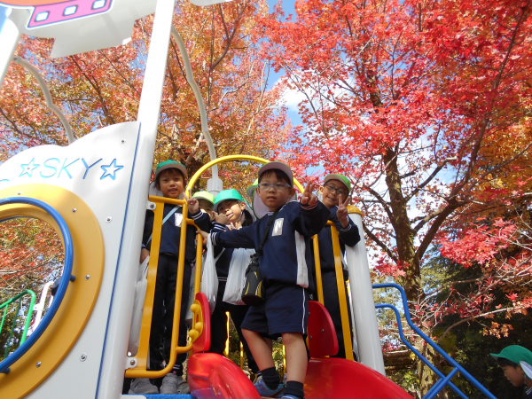 落ち葉拾い遠足に行ったよ！！