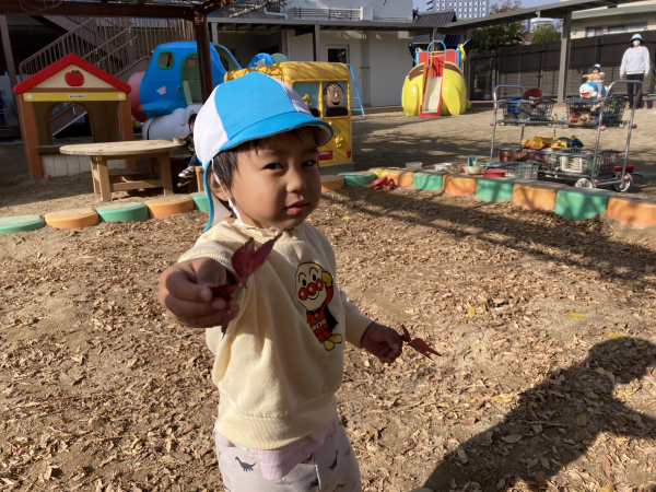1歳児クラス　落ち葉バッグを作ったよ！