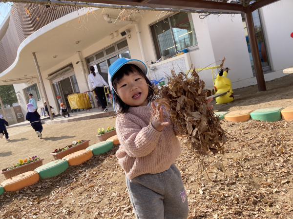 1歳児クラス　落ち葉バッグを作ったよ！