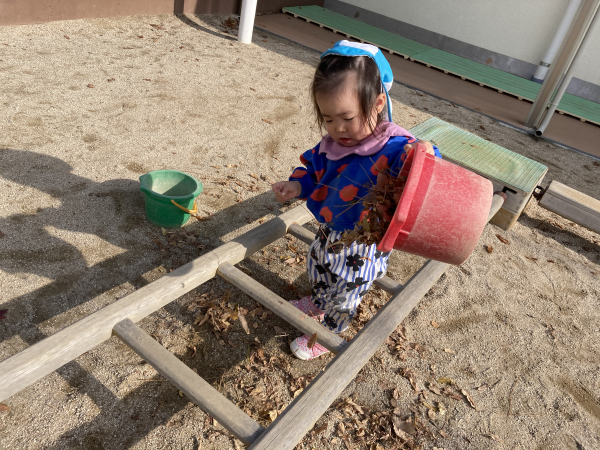 1歳児クラス　落ち葉バッグを作ったよ！