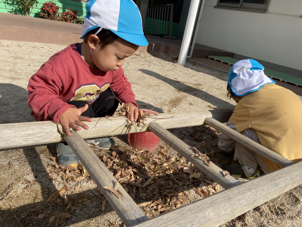 1歳児クラス　落ち葉バッグを作ったよ！
