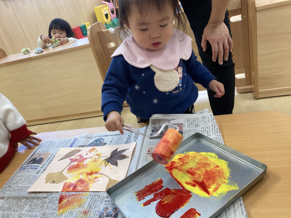 1歳児クラス　落ち葉バッグを作ったよ！