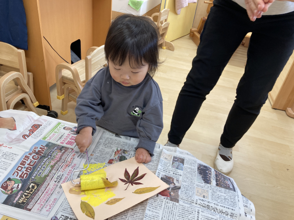 1歳児クラス　落ち葉バッグを作ったよ！