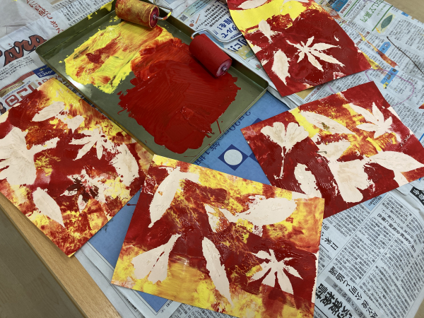 1歳児クラス　落ち葉バッグを作ったよ！