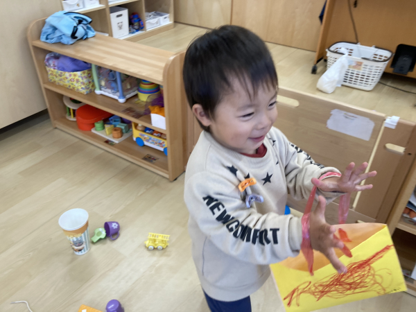 1歳児クラス　落ち葉バッグを作ったよ！